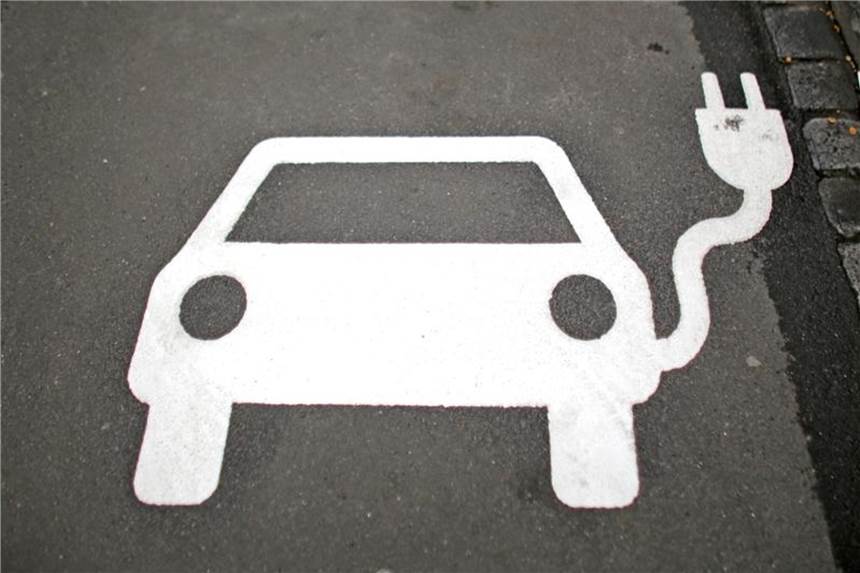 E-Auto-Prämie ein Lobbygeschenk? Der Kauf eines batteriebetriebenen Autos wird derzeit mit einem Umweltbonus von 4000 Euro und der eines Hybrid-Neufahrzeugs mit 3000 Euro bezuschusst. Foto: Jan Woitas