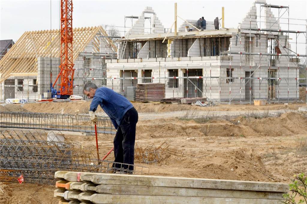 Corona verändert Wohnansprüche – ändert es auch Dortmunds Immobilienmarkt? Der Kaufpreis für Wohnimmobilien steigt immer weiter. In Dortmund kostet eine neu errichtete Doppelhaushälfte rund 335.000 Euro. Im Wohnungsmarktbericht heißt es: „Für diesen Preis hätten Kaufinteressenten noch vor fünf Jahren ein neu gebautes frei stehendes Einfamilienhaus erwerben können.“