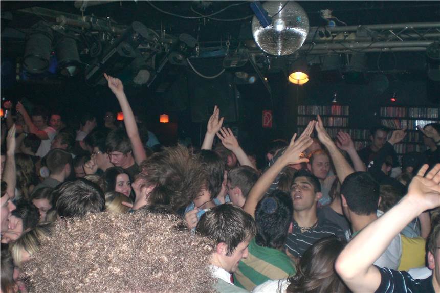 Dortmunds verschwundener Party-Keller Der Keller verwandelt das Untergeschoss an der Geschwister-Scholl-Straße 24 ab 1996 in einen beliebten Studentenladen.