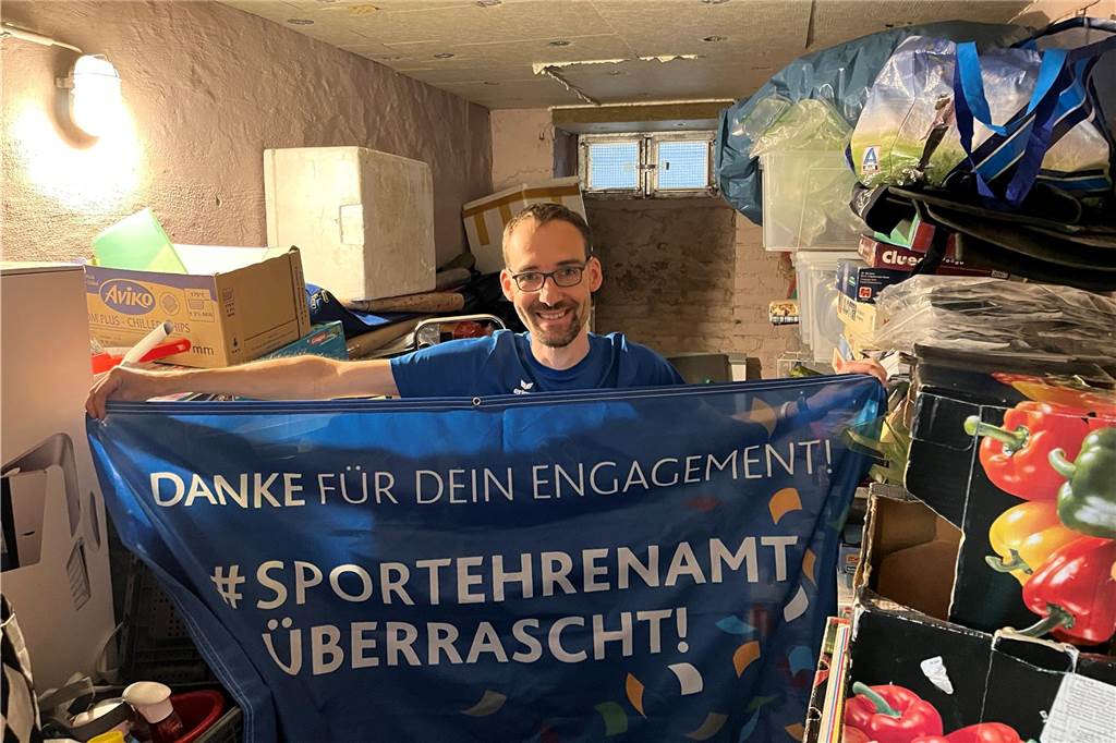 Der Keller von Benjamin Fritzsch ist voll von gesammelten Büchern und Sportartikeln.
