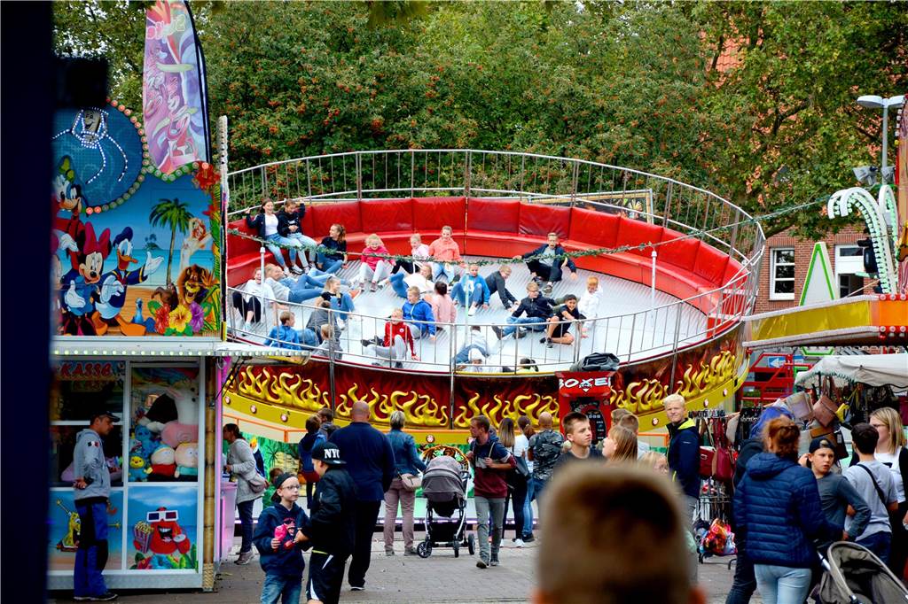 Stadt verrät Fahrgeschäfte der diesjährigen Kirmes Das Fahrgeschäft Kesseltanz auf einer Kirmes