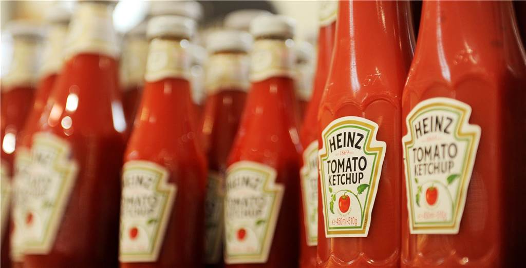 Ketchup im Öko-Test: Heinz kassiert vernichtendes Urteil - günstiger Testsieger Ketchup von Heinz steht in einem Supermarkt-Regal.