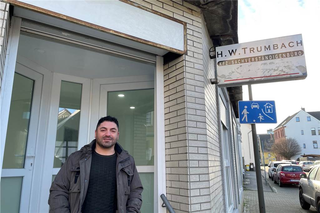 Mieter für rundum renoviertes Ladenlokal in der Westermannstraße gesucht Zeki Payir, Kfz-Sachverständiger und Eigentümer des Hauses in der Westermannstraße 34 in Lütgendortmund, vor der Eingangstür zum frisch renovierten Ladenlokal.