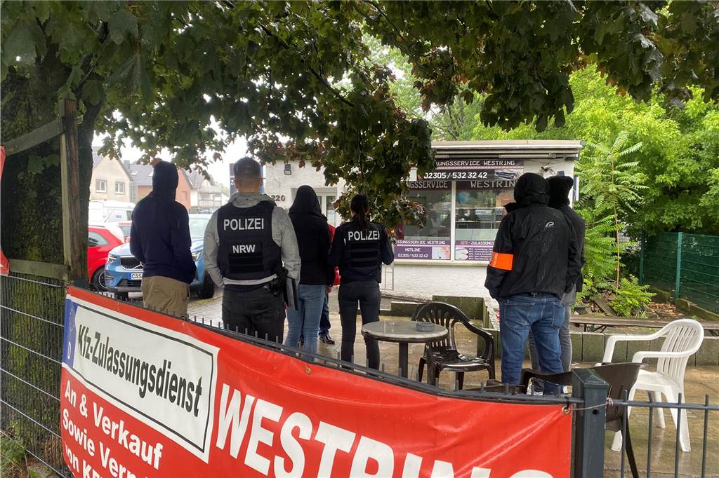 Der Kfz-Zulassungsdienst am Westring 220 wurde von der Polizei durchsucht. Auch die Privatwohnung der Inhaber-Familie sei betroffen gewesen.