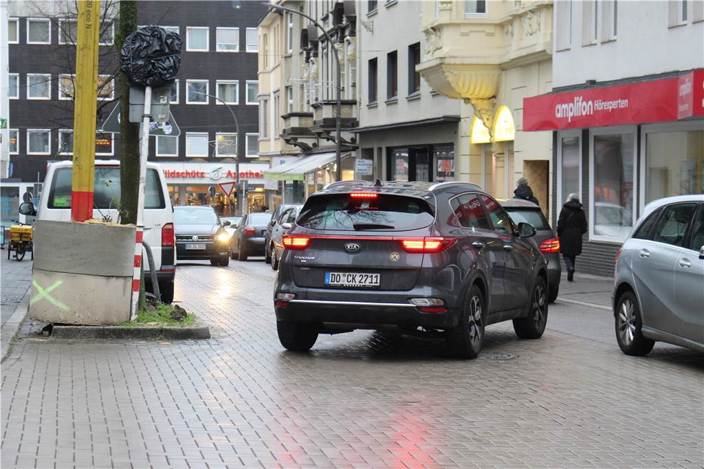Der Kia im Vordergrund fährt richtig in die neue Richtung der Limbecker Straße. Ihm kommt ein Falschfahrer entgegen.
