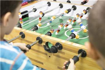 Der Kicker der Spielstube in der Erstaufnahmeeinrichtung kommt bei den Kindern besonders gut an.Archiv