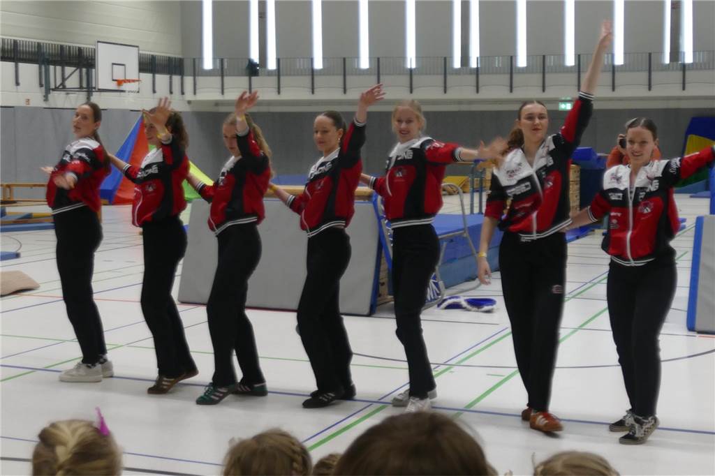Viele Bilder vom Kindersportlerball: 550 Zuschauer feiern Luca II. und Lea I. in Vreden Der Kinder-Sportlerball in der Vredener Rundsporthalle ist bei dem großen und kleinen Publikum gigantisch gut an: Das Kinderprinzenpaar Luca II. und Lea I. begrüßte rund 550 Gäste in der restlos ausverkauften Vredener Rundsporthalle.
