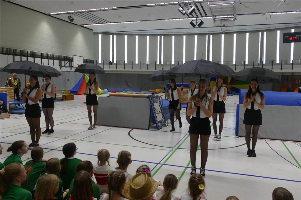 Viele Bilder vom Kindersportlerball: 550 Zuschauer feiern Luca II. und Lea I. in Vreden Der Kinder-Sportlerball in der Vredener Rundsporthalle ist bei dem großen und kleinen Publikum gigantisch gut an: Das Kinderprinzenpaar Luca II. und Lea I. begrüßte rund 550 Gäste in der restlos ausverkauften Vredener Rundsporthalle.
