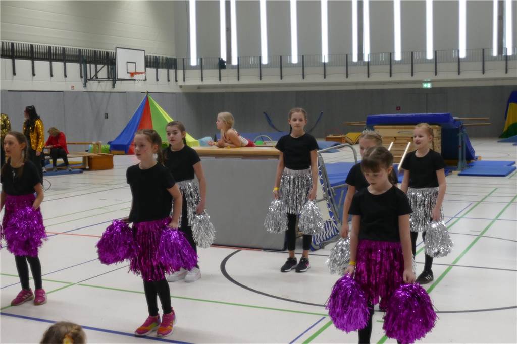 Viele Bilder vom Kindersportlerball: 550 Zuschauer feiern Luca II. und Lea I. in Vreden Der Kinder-Sportlerball in der Vredener Rundsporthalle ist bei dem großen und kleinen Publikum gigantisch gut an: Das Kinderprinzenpaar Luca II. und Lea I. begrüßte rund 550 Gäste in der restlos ausverkauften Vredener Rundsporthalle.