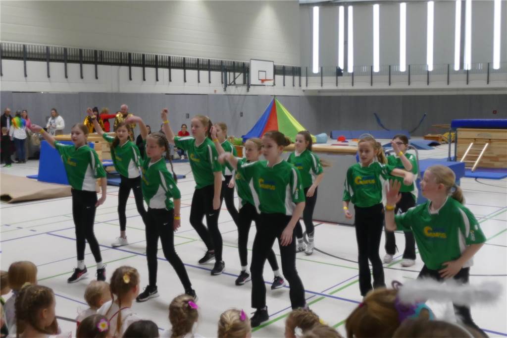 Viele Bilder vom Kindersportlerball: 550 Zuschauer feiern Luca II. und Lea I. in Vreden Der Kinder-Sportlerball in der Vredener Rundsporthalle ist bei dem großen und kleinen Publikum gigantisch gut an: Das Kinderprinzenpaar Luca II. und Lea I. begrüßte rund 550 Gäste in der restlos ausverkauften Vredener Rundsporthalle.