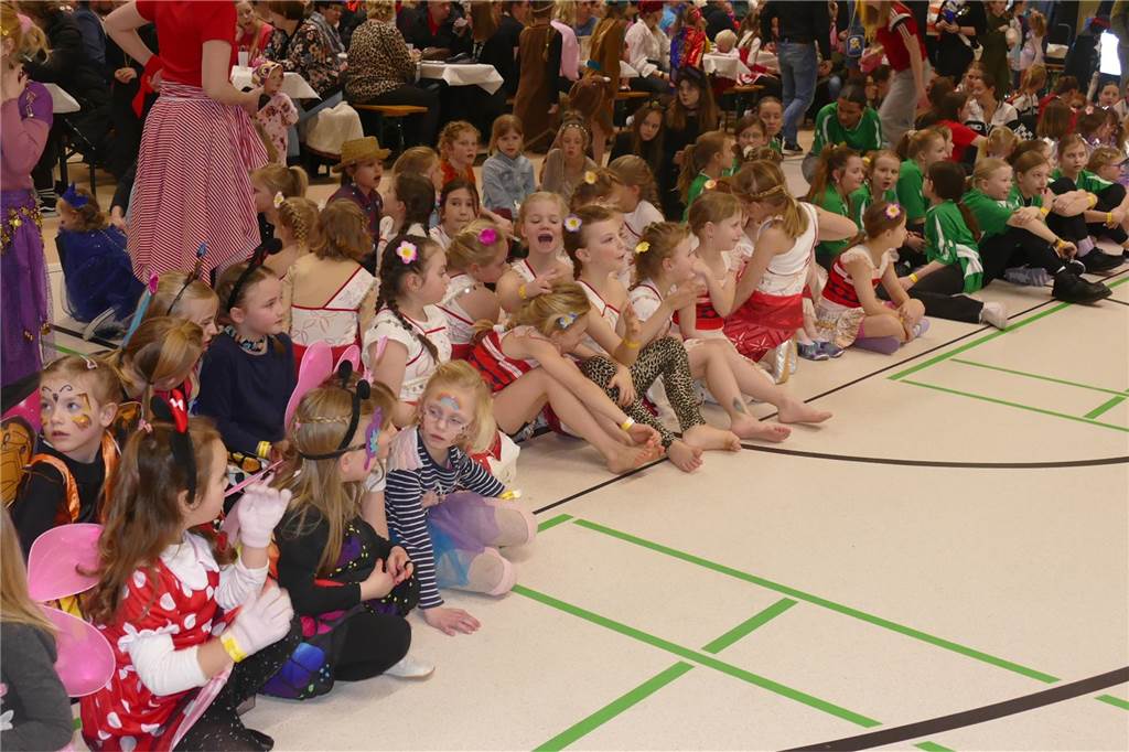 Viele Bilder vom Kindersportlerball: 550 Zuschauer feiern Luca II. und Lea I. in Vreden Der Kinder-Sportlerball in der Vredener Rundsporthalle ist bei dem großen und kleinen Publikum gigantisch gut an: Das Kinderprinzenpaar Luca II. und Lea I. begrüßte rund 550 Gäste in der restlos ausverkauften Vredener Rundsporthalle.