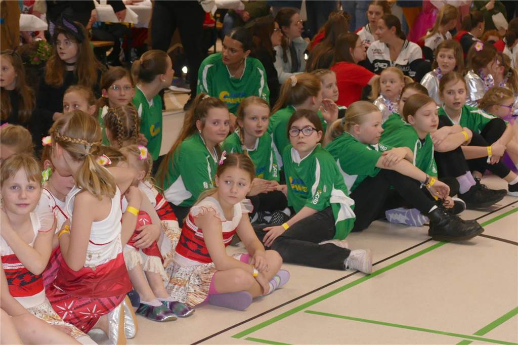 Viele Bilder vom Kindersportlerball: 550 Zuschauer feiern Luca II. und Lea I. in Vreden Der Kinder-Sportlerball in der Vredener Rundsporthalle ist bei dem großen und kleinen Publikum gigantisch gut an: Das Kinderprinzenpaar Luca II. und Lea I. begrüßte rund 550 Gäste in der restlos ausverkauften Vredener Rundsporthalle.