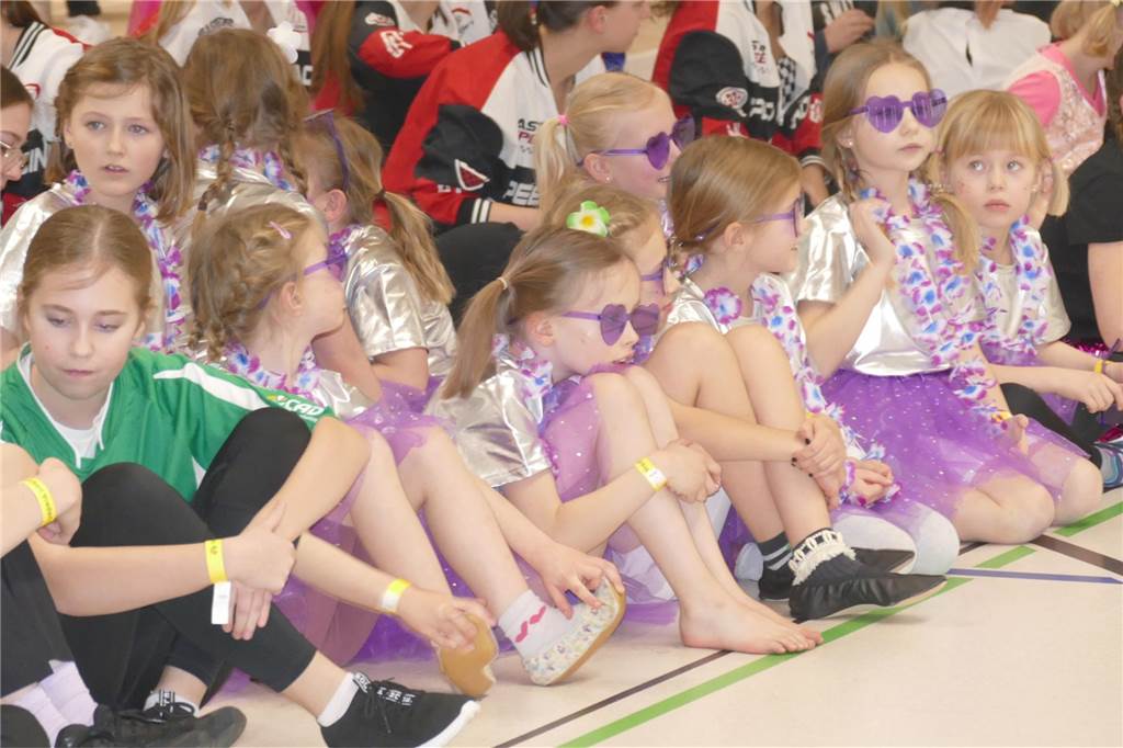 Viele Bilder vom Kindersportlerball: 550 Zuschauer feiern Luca II. und Lea I. in Vreden Der Kinder-Sportlerball in der Vredener Rundsporthalle ist bei dem großen und kleinen Publikum gigantisch gut an: Das Kinderprinzenpaar Luca II. und Lea I. begrüßte rund 550 Gäste in der restlos ausverkauften Vredener Rundsporthalle.