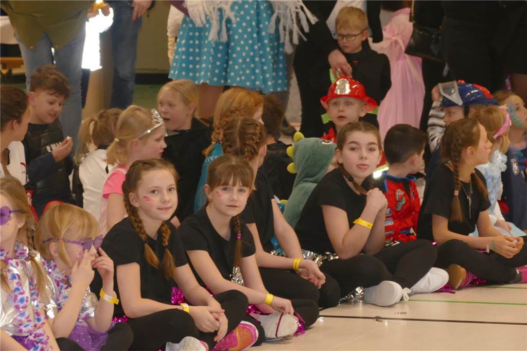 Viele Bilder vom Kindersportlerball: 550 Zuschauer feiern Luca II. und Lea I. in Vreden Der Kinder-Sportlerball in der Vredener Rundsporthalle ist bei dem großen und kleinen Publikum gigantisch gut an: Das Kinderprinzenpaar Luca II. und Lea I. begrüßte rund 550 Gäste in der restlos ausverkauften Vredener Rundsporthalle.