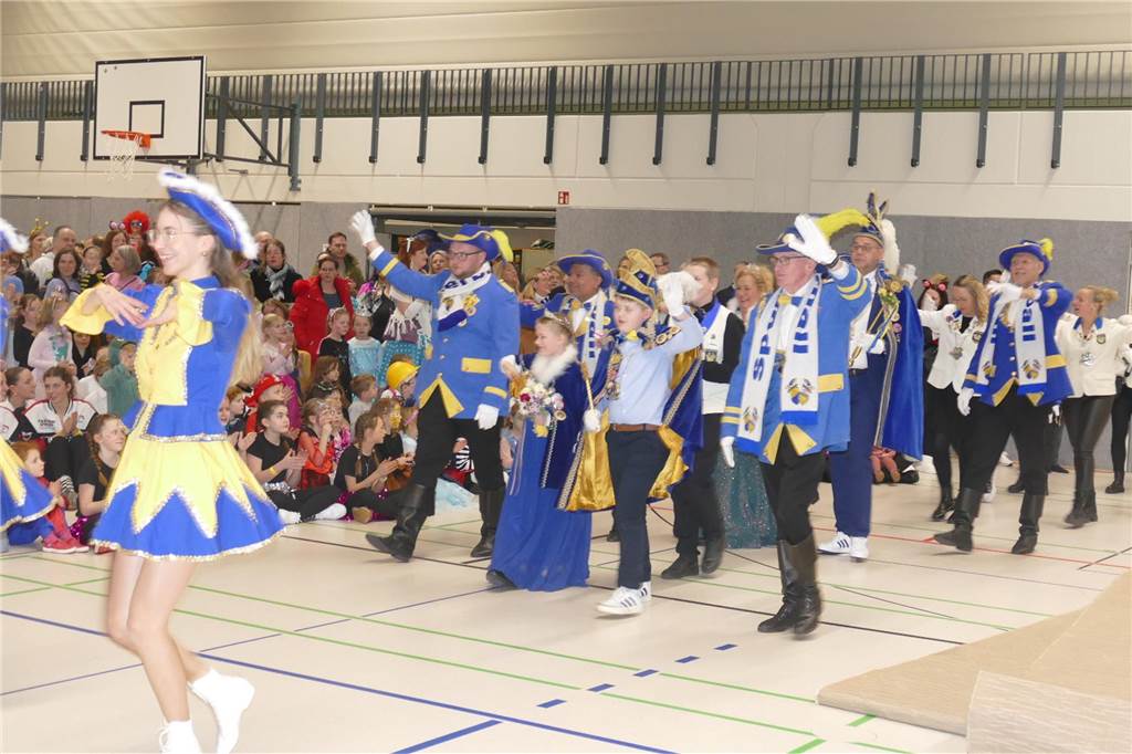 Viele Bilder vom Kindersportlerball: 550 Zuschauer feiern Luca II. und Lea I. in Vreden Der Kinder-Sportlerball in der Vredener Rundsporthalle ist bei dem großen und kleinen Publikum gigantisch gut an: Das Kinderprinzenpaar Luca II. und Lea I. begrüßte rund 550 Gäste in der restlos ausverkauften Vredener Rundsporthalle.