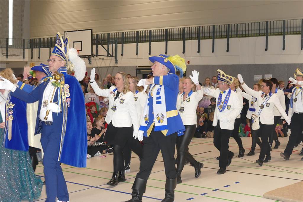 Viele Bilder vom Kindersportlerball: 550 Zuschauer feiern Luca II. und Lea I. in Vreden Der Kinder-Sportlerball in der Vredener Rundsporthalle ist bei dem großen und kleinen Publikum gigantisch gut an: Das Kinderprinzenpaar Luca II. und Lea I. begrüßte rund 550 Gäste in der restlos ausverkauften Vredener Rundsporthalle.