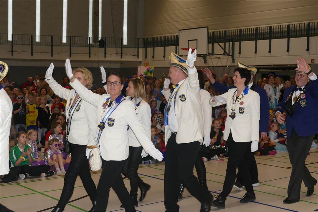 Viele Bilder vom Kindersportlerball: 550 Zuschauer feiern Luca II. und Lea I. in Vreden Der Kinder-Sportlerball in der Vredener Rundsporthalle ist bei dem großen und kleinen Publikum gigantisch gut an: Das Kinderprinzenpaar Luca II. und Lea I. begrüßte rund 550 Gäste in der restlos ausverkauften Vredener Rundsporthalle.