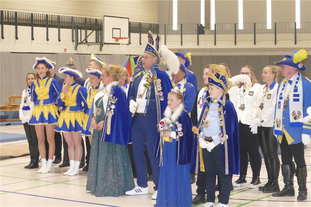 Viele Bilder vom Kindersportlerball: 550 Zuschauer feiern Luca II. und Lea I. in Vreden Der Kinder-Sportlerball in der Vredener Rundsporthalle ist bei dem großen und kleinen Publikum gigantisch gut an: Das Kinderprinzenpaar Luca II. und Lea I. begrüßte rund 550 Gäste in der restlos ausverkauften Vredener Rundsporthalle.