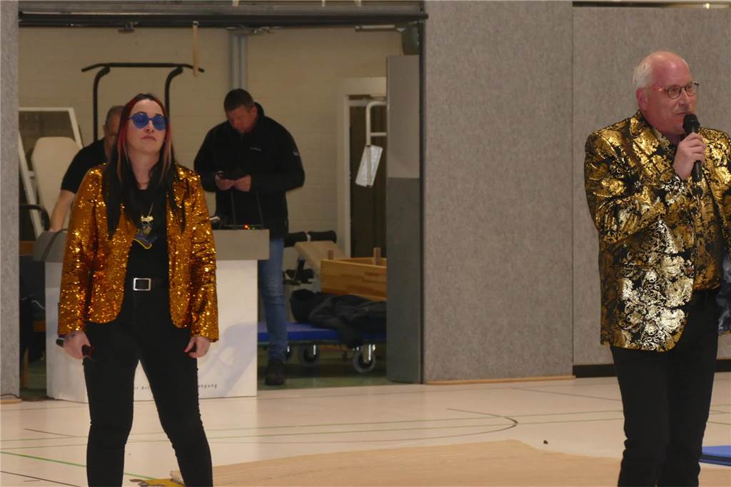 Viele Bilder vom Kindersportlerball: 550 Zuschauer feiern Luca II. und Lea I. in Vreden Der Kinder-Sportlerball in der Vredener Rundsporthalle ist bei dem großen und kleinen Publikum gigantisch gut an: Das Kinderprinzenpaar Luca II. und Lea I. begrüßte rund 550 Gäste in der restlos ausverkauften Vredener Rundsporthalle.
