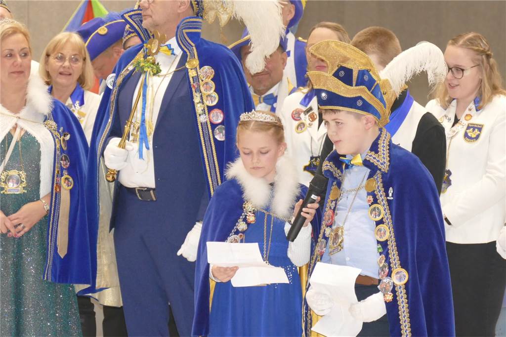 Viele Bilder vom Kindersportlerball: 550 Zuschauer feiern Luca II. und Lea I. in Vreden Der Kinder-Sportlerball in der Vredener Rundsporthalle ist bei dem großen und kleinen Publikum gigantisch gut an: Das Kinderprinzenpaar Luca II. und Lea I. begrüßte rund 550 Gäste in der restlos ausverkauften Vredener Rundsporthalle.
