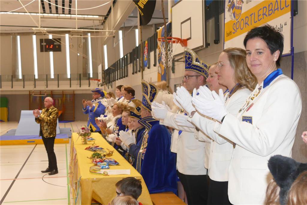Viele Bilder vom Kindersportlerball: 550 Zuschauer feiern Luca II. und Lea I. in Vreden Der Kinder-Sportlerball in der Vredener Rundsporthalle ist bei dem großen und kleinen Publikum gigantisch gut an: Das Kinderprinzenpaar Luca II. und Lea I. begrüßte rund 550 Gäste in der restlos ausverkauften Vredener Rundsporthalle.