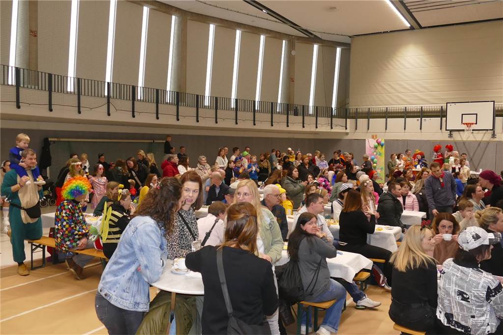 Viele Bilder vom Kindersportlerball: 550 Zuschauer feiern Luca II. und Lea I. in Vreden Der Kinder-Sportlerball in der Vredener Rundsporthalle ist bei dem großen und kleinen Publikum gigantisch gut an: Das Kinderprinzenpaar Luca II. und Lea I. begrüßte rund 550 Gäste in der restlos ausverkauften Vredener Rundsporthalle.
