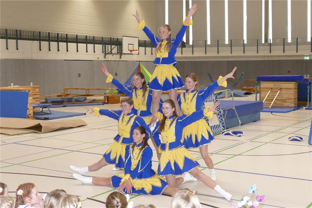 Viele Bilder vom Kindersportlerball: 550 Zuschauer feiern Luca II. und Lea I. in Vreden Der Kinder-Sportlerball in der Vredener Rundsporthalle ist bei dem großen und kleinen Publikum gigantisch gut an: Das Kinderprinzenpaar Luca II. und Lea I. begrüßte rund 550 Gäste in der restlos ausverkauften Vredener Rundsporthalle.