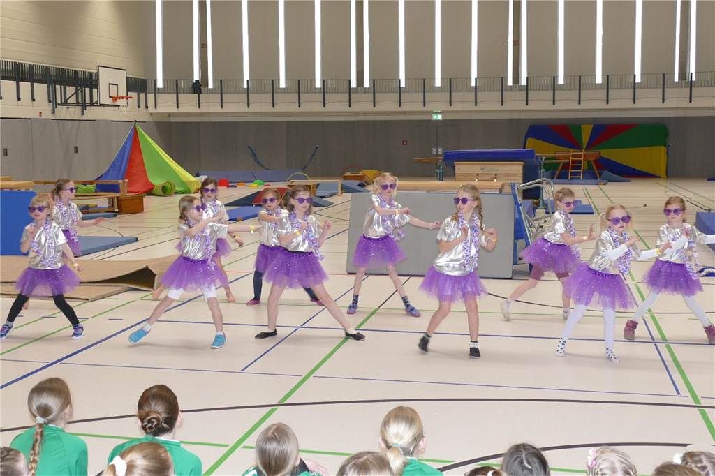 Viele Bilder vom Kindersportlerball: 550 Zuschauer feiern Luca II. und Lea I. in Vreden Der Kinder-Sportlerball in der Vredener Rundsporthalle ist bei dem großen und kleinen Publikum gigantisch gut an: Das Kinderprinzenpaar Luca II. und Lea I. begrüßte rund 550 Gäste in der restlos ausverkauften Vredener Rundsporthalle.