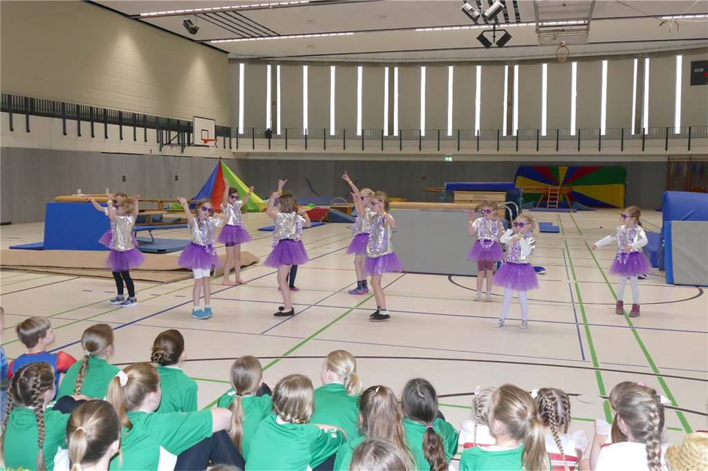 Viele Bilder vom Kindersportlerball: 550 Zuschauer feiern Luca II. und Lea I. in Vreden Der Kinder-Sportlerball in der Vredener Rundsporthalle ist bei dem großen und kleinen Publikum gigantisch gut an: Das Kinderprinzenpaar Luca II. und Lea I. begrüßte rund 550 Gäste in der restlos ausverkauften Vredener Rundsporthalle.