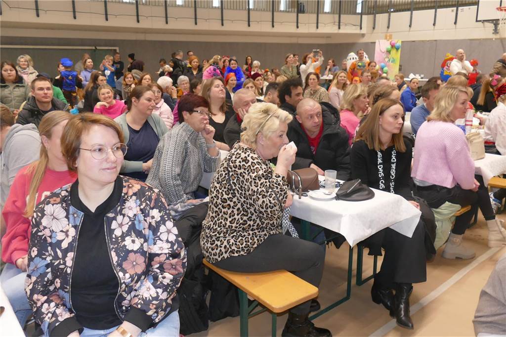 Viele Bilder vom Kindersportlerball: 550 Zuschauer feiern Luca II. und Lea I. in Vreden Der Kinder-Sportlerball in der Vredener Rundsporthalle ist bei dem großen und kleinen Publikum gigantisch gut an: Das Kinderprinzenpaar Luca II. und Lea I. begrüßte rund 550 Gäste in der restlos ausverkauften Vredener Rundsporthalle.