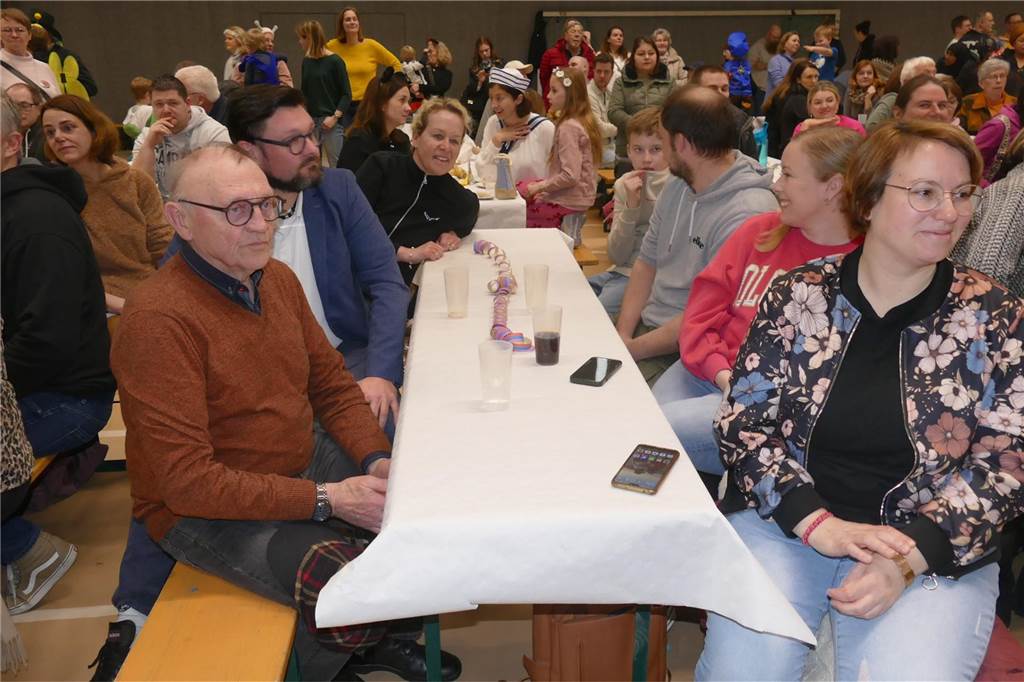 Viele Bilder vom Kindersportlerball: 550 Zuschauer feiern Luca II. und Lea I. in Vreden Der Kinder-Sportlerball in der Vredener Rundsporthalle ist bei dem großen und kleinen Publikum gigantisch gut an: Das Kinderprinzenpaar Luca II. und Lea I. begrüßte rund 550 Gäste in der restlos ausverkauften Vredener Rundsporthalle.