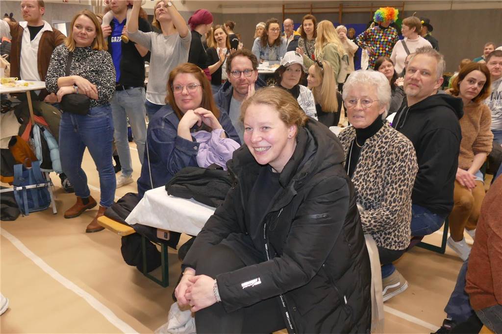 Viele Bilder vom Kindersportlerball: 550 Zuschauer feiern Luca II. und Lea I. in Vreden Der Kinder-Sportlerball in der Vredener Rundsporthalle ist bei dem großen und kleinen Publikum gigantisch gut an: Das Kinderprinzenpaar Luca II. und Lea I. begrüßte rund 550 Gäste in der restlos ausverkauften Vredener Rundsporthalle.