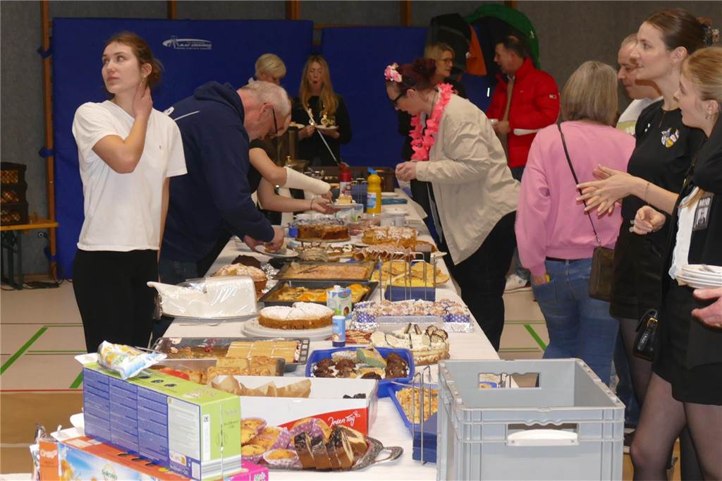 Viele Bilder vom Kindersportlerball: 550 Zuschauer feiern Luca II. und Lea I. in Vreden Der Kinder-Sportlerball in der Vredener Rundsporthalle ist bei dem großen und kleinen Publikum gigantisch gut an: Das Kinderprinzenpaar Luca II. und Lea I. begrüßte rund 550 Gäste in der restlos ausverkauften Vredener Rundsporthalle.
