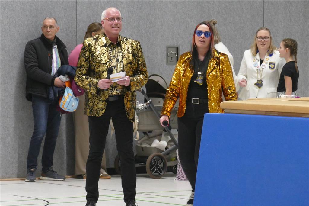 Viele Bilder vom Kindersportlerball: 550 Zuschauer feiern Luca II. und Lea I. in Vreden Der Kinder-Sportlerball in der Vredener Rundsporthalle ist bei dem großen und kleinen Publikum gigantisch gut an: Das Kinderprinzenpaar Luca II. und Lea I. begrüßte rund 550 Gäste in der restlos ausverkauften Vredener Rundsporthalle.