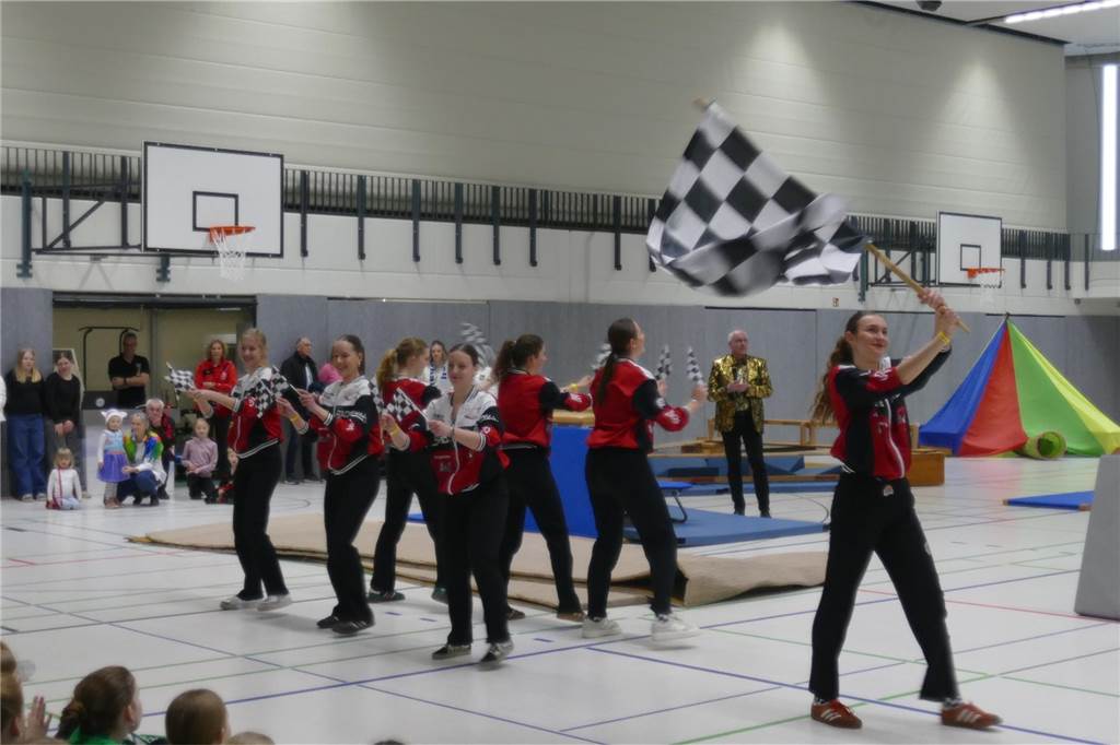 Viele Bilder vom Kindersportlerball: 550 Zuschauer feiern Luca II. und Lea I. in Vreden Der Kinder-Sportlerball in der Vredener Rundsporthalle ist bei dem großen und kleinen Publikum gigantisch gut an: Das Kinderprinzenpaar Luca II. und Lea I. begrüßte rund 550 Gäste in der restlos ausverkauften Vredener Rundsporthalle.