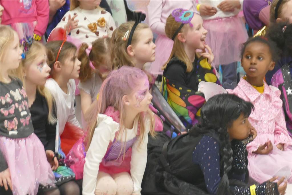 Viele Bilder vom Kindersportlerball: 550 Zuschauer feiern Luca II. und Lea I. in Vreden Der Kinder-Sportlerball in der Vredener Rundsporthalle ist bei dem großen und kleinen Publikum gigantisch gut an: Das Kinderprinzenpaar Luca II. und Lea I. begrüßte rund 550 Gäste in der restlos ausverkauften Vredener Rundsporthalle.