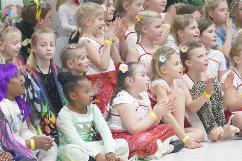 Viele Bilder vom Kindersportlerball: 550 Zuschauer feiern Luca II. und Lea I. in Vreden Der Kinder-Sportlerball in der Vredener Rundsporthalle ist bei dem großen und kleinen Publikum gigantisch gut an: Das Kinderprinzenpaar Luca II. und Lea I. begrüßte rund 550 Gäste in der restlos ausverkauften Vredener Rundsporthalle.
