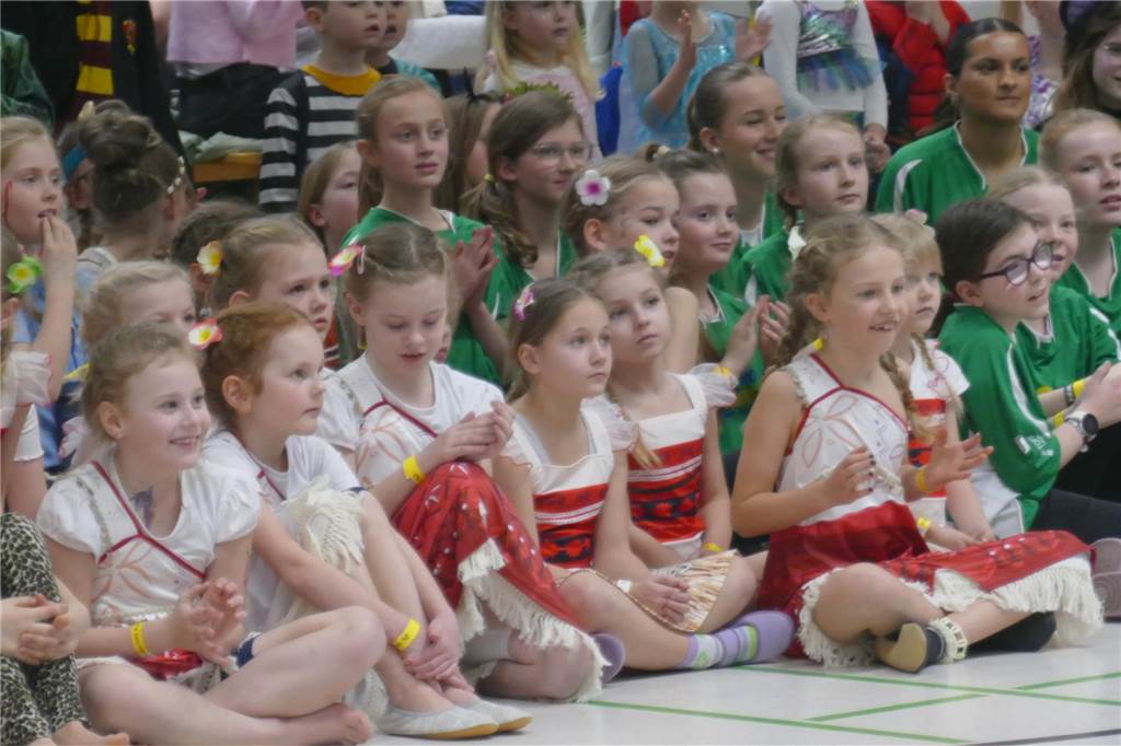 Viele Bilder vom Kindersportlerball: 550 Zuschauer feiern Luca II. und Lea I. in Vreden Der Kinder-Sportlerball in der Vredener Rundsporthalle ist bei dem großen und kleinen Publikum gigantisch gut an: Das Kinderprinzenpaar Luca II. und Lea I. begrüßte rund 550 Gäste in der restlos ausverkauften Vredener Rundsporthalle.