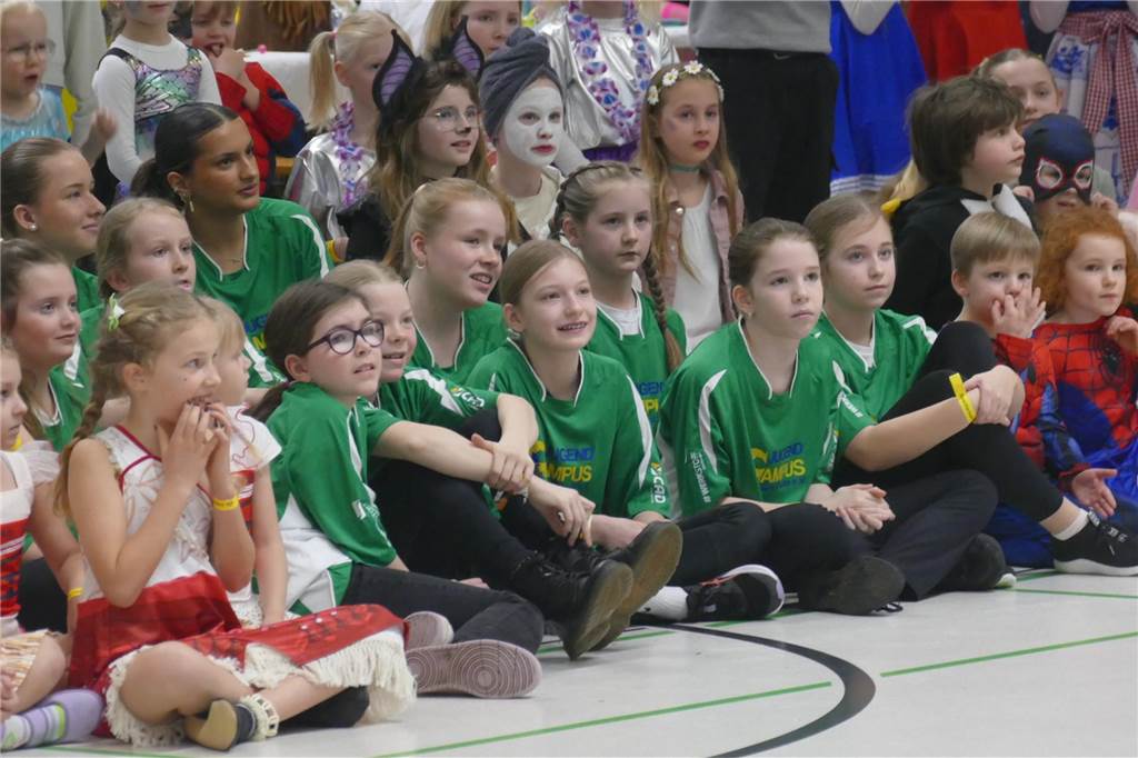 Viele Bilder vom Kindersportlerball: 550 Zuschauer feiern Luca II. und Lea I. in Vreden Der Kinder-Sportlerball in der Vredener Rundsporthalle ist bei dem großen und kleinen Publikum gigantisch gut an: Das Kinderprinzenpaar Luca II. und Lea I. begrüßte rund 550 Gäste in der restlos ausverkauften Vredener Rundsporthalle.