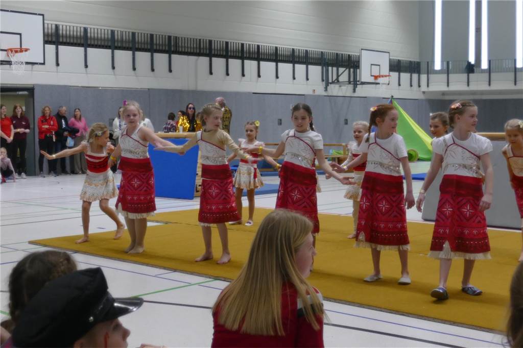 Viele Bilder vom Kindersportlerball: 550 Zuschauer feiern Luca II. und Lea I. in Vreden Der Kinder-Sportlerball in der Vredener Rundsporthalle ist bei dem großen und kleinen Publikum gigantisch gut an: Das Kinderprinzenpaar Luca II. und Lea I. begrüßte rund 550 Gäste in der restlos ausverkauften Vredener Rundsporthalle.
