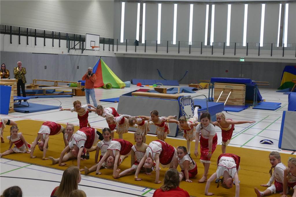 Viele Bilder vom Kindersportlerball: 550 Zuschauer feiern Luca II. und Lea I. in Vreden Der Kinder-Sportlerball in der Vredener Rundsporthalle ist bei dem großen und kleinen Publikum gigantisch gut an: Das Kinderprinzenpaar Luca II. und Lea I. begrüßte rund 550 Gäste in der restlos ausverkauften Vredener Rundsporthalle.