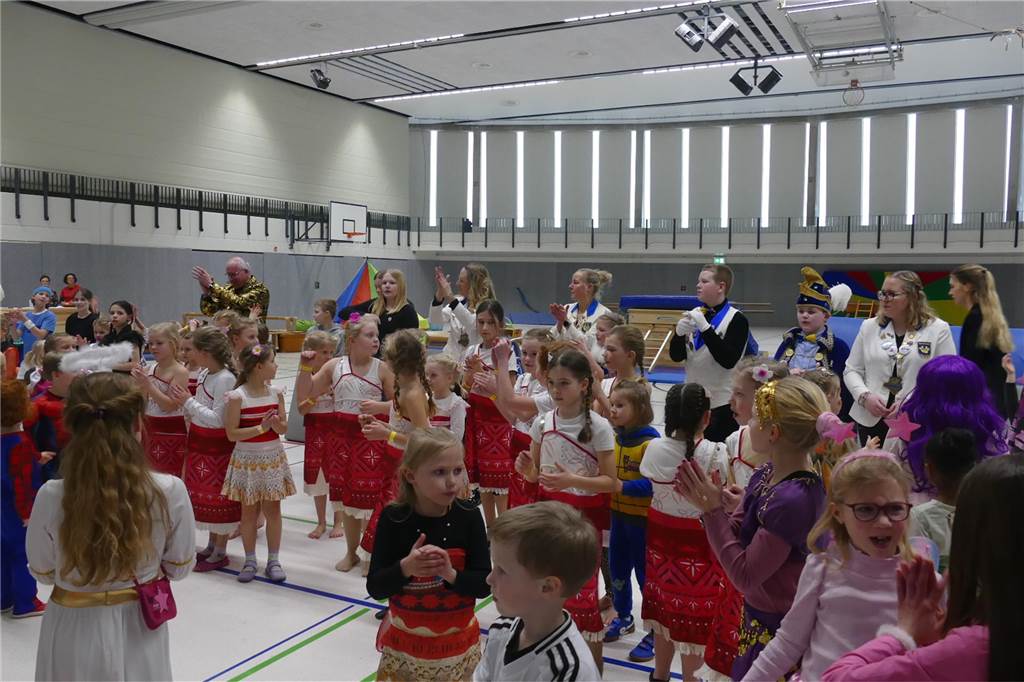 Viele Bilder vom Kindersportlerball: 550 Zuschauer feiern Luca II. und Lea I. in Vreden Der Kinder-Sportlerball in der Vredener Rundsporthalle ist bei dem großen und kleinen Publikum gigantisch gut an: Das Kinderprinzenpaar Luca II. und Lea I. begrüßte rund 550 Gäste in der restlos ausverkauften Vredener Rundsporthalle.
