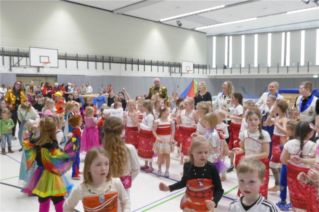 Viele Bilder vom Kindersportlerball: 550 Zuschauer feiern Luca II. und Lea I. in Vreden Der Kinder-Sportlerball in der Vredener Rundsporthalle ist bei dem großen und kleinen Publikum gigantisch gut an: Das Kinderprinzenpaar Luca II. und Lea I. begrüßte rund 550 Gäste in der restlos ausverkauften Vredener Rundsporthalle.