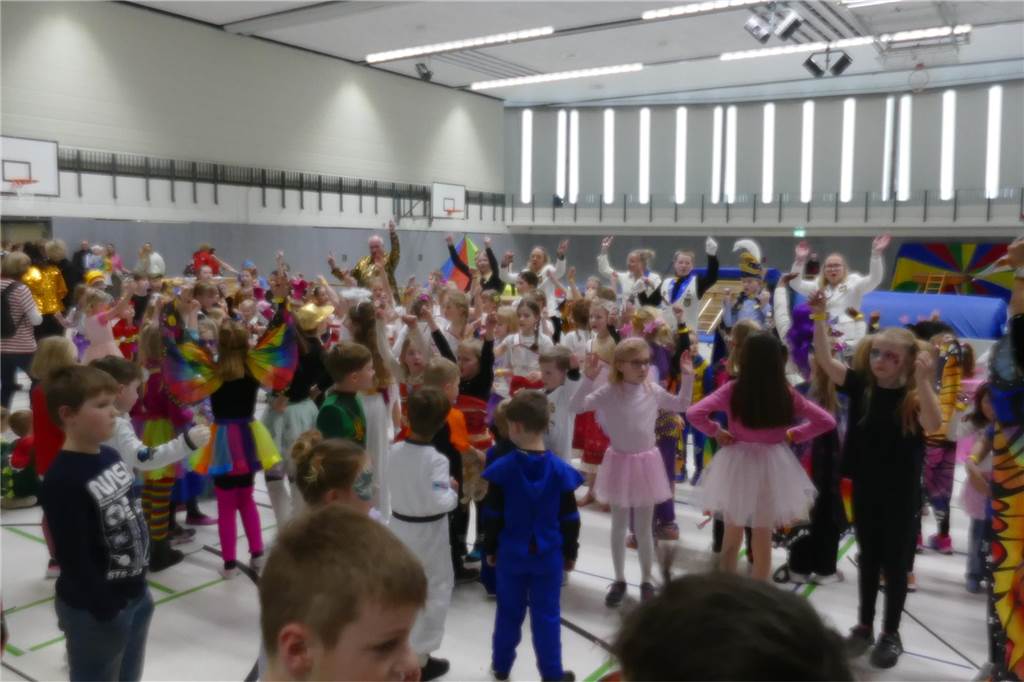 Viele Bilder vom Kindersportlerball: 550 Zuschauer feiern Luca II. und Lea I. in Vreden Der Kinder-Sportlerball in der Vredener Rundsporthalle ist bei dem großen und kleinen Publikum gigantisch gut an: Das Kinderprinzenpaar Luca II. und Lea I. begrüßte rund 550 Gäste in der restlos ausverkauften Vredener Rundsporthalle.