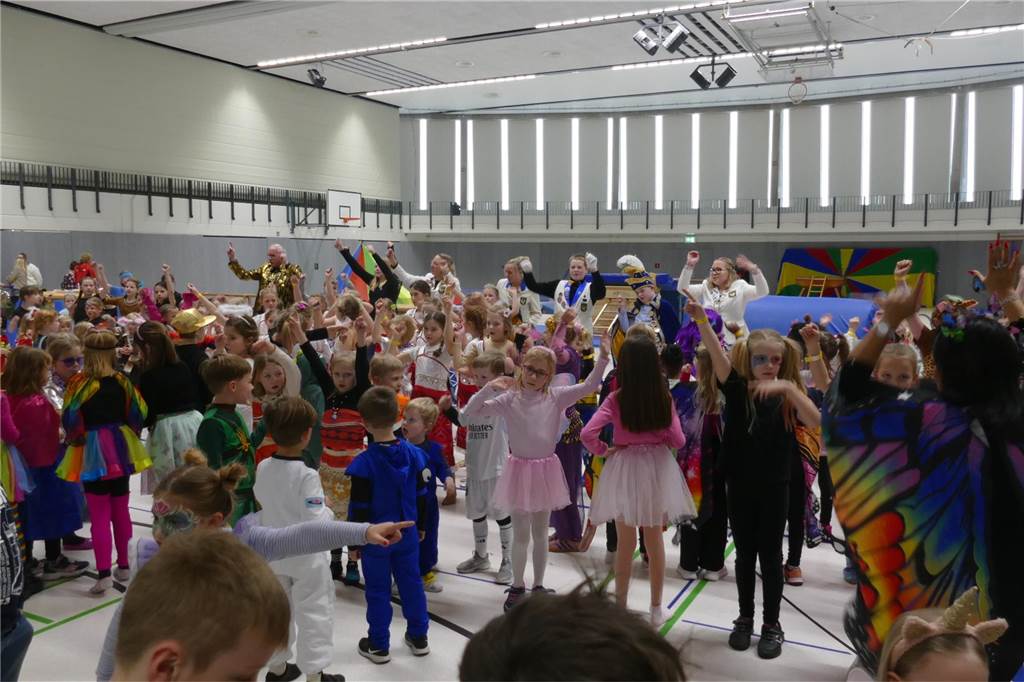 Viele Bilder vom Kindersportlerball: 550 Zuschauer feiern Luca II. und Lea I. in Vreden Der Kinder-Sportlerball in der Vredener Rundsporthalle ist bei dem großen und kleinen Publikum gigantisch gut an: Das Kinderprinzenpaar Luca II. und Lea I. begrüßte rund 550 Gäste in der restlos ausverkauften Vredener Rundsporthalle.