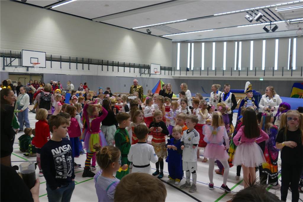Viele Bilder vom Kindersportlerball: 550 Zuschauer feiern Luca II. und Lea I. in Vreden Der Kinder-Sportlerball in der Vredener Rundsporthalle ist bei dem großen und kleinen Publikum gigantisch gut an: Das Kinderprinzenpaar Luca II. und Lea I. begrüßte rund 550 Gäste in der restlos ausverkauften Vredener Rundsporthalle.