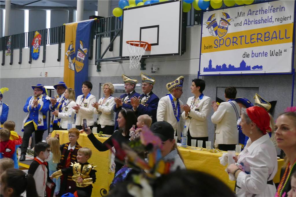 Viele Bilder vom Kindersportlerball: 550 Zuschauer feiern Luca II. und Lea I. in Vreden Der Kinder-Sportlerball in der Vredener Rundsporthalle ist bei dem großen und kleinen Publikum gigantisch gut an: Das Kinderprinzenpaar Luca II. und Lea I. begrüßte rund 550 Gäste in der restlos ausverkauften Vredener Rundsporthalle.