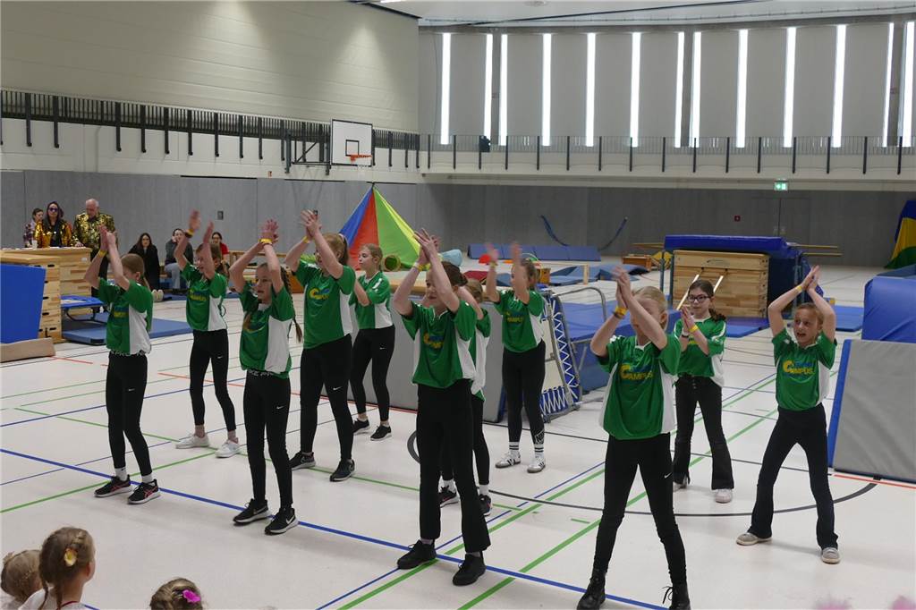 Viele Bilder vom Kindersportlerball: 550 Zuschauer feiern Luca II. und Lea I. in Vreden Der Kinder-Sportlerball in der Vredener Rundsporthalle ist bei dem großen und kleinen Publikum gigantisch gut an: Das Kinderprinzenpaar Luca II. und Lea I. begrüßte rund 550 Gäste in der restlos ausverkauften Vredener Rundsporthalle.