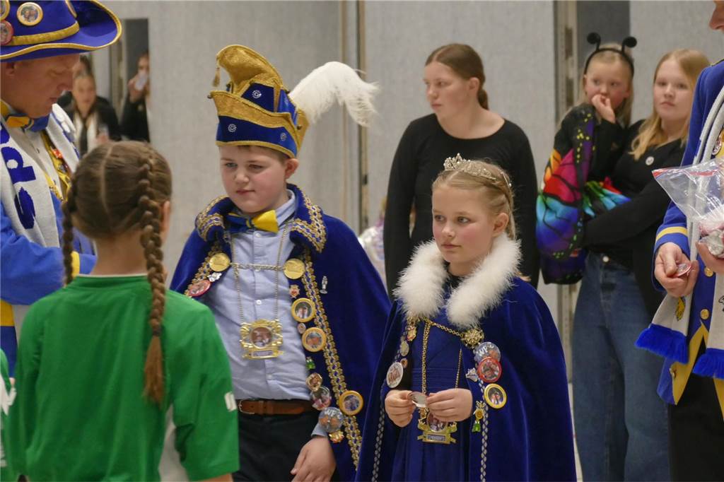 Viele Bilder vom Kindersportlerball: 550 Zuschauer feiern Luca II. und Lea I. in Vreden Der Kinder-Sportlerball in der Vredener Rundsporthalle ist bei dem großen und kleinen Publikum gigantisch gut an: Das Kinderprinzenpaar Luca II. und Lea I. begrüßte rund 550 Gäste in der restlos ausverkauften Vredener Rundsporthalle.