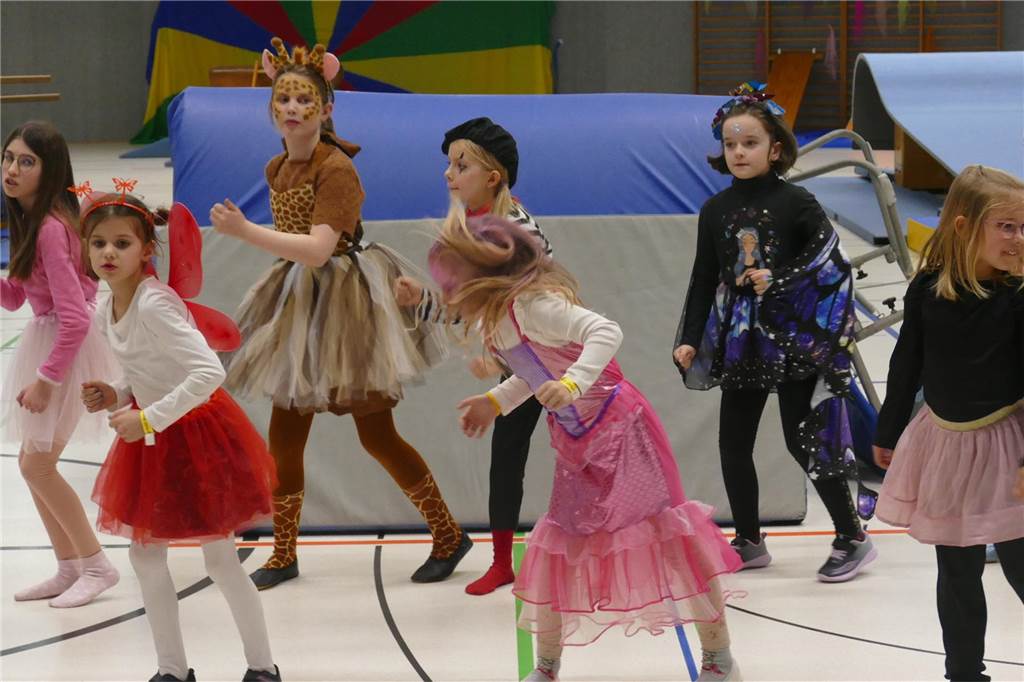 Viele Bilder vom Kindersportlerball: 550 Zuschauer feiern Luca II. und Lea I. in Vreden Der Kinder-Sportlerball in der Vredener Rundsporthalle ist bei dem großen und kleinen Publikum gigantisch gut an: Das Kinderprinzenpaar Luca II. und Lea I. begrüßte rund 550 Gäste in der restlos ausverkauften Vredener Rundsporthalle.